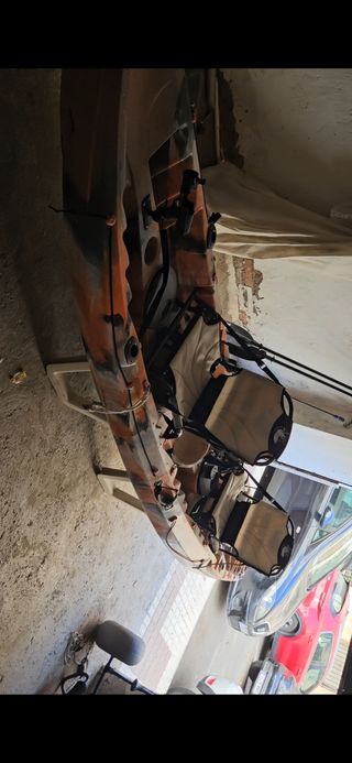 Kayak de pesca naranja y negro