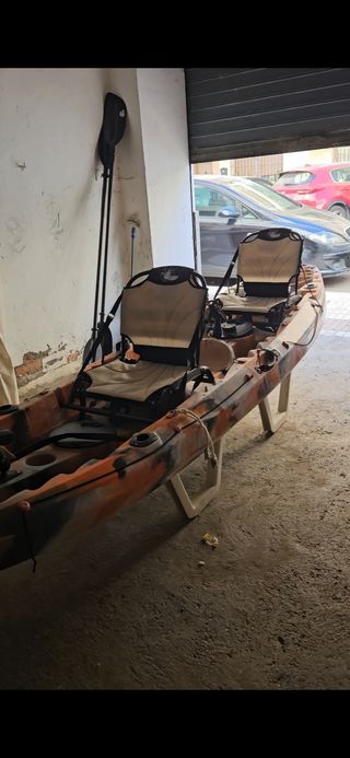 Kayak de pesca naranja y negro