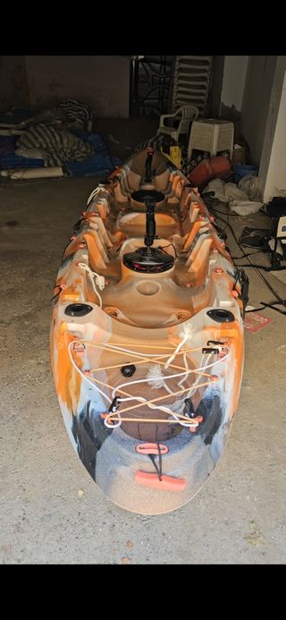 Kayak de pesca naranja y negro