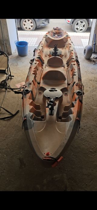 Kayak de pesca naranja y negro