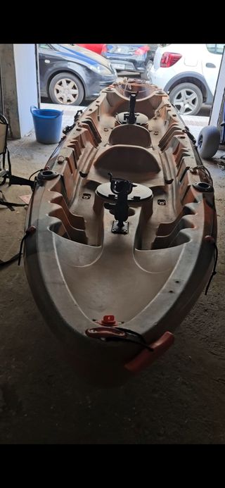 Kayak de pesca naranja y negro