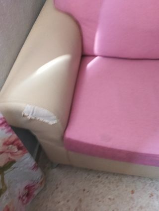 Sofá de 3 plazas beige y rosa muy cómodo 