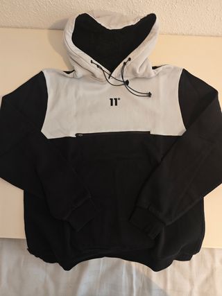Sudadera 11 Degrees Negra y Blanca con Gorro