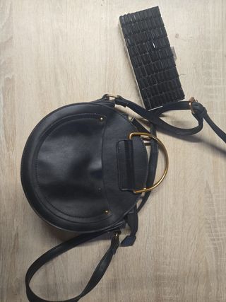 Bolso redondo y cartera de mano
