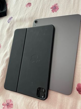 iPad Air 5 Gris 256gb y Smart Keyboard folio 

