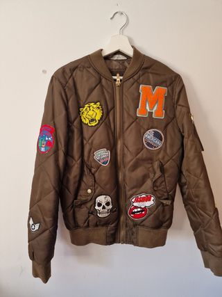 Cazadora bomber acolchada con parches