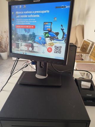 Caja registradora, ordenador pantalla y ticketera