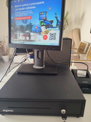 Caja registradora, ordenador pantalla y ticketera