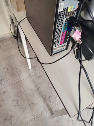 Caja registradora, ordenador pantalla y ticketera