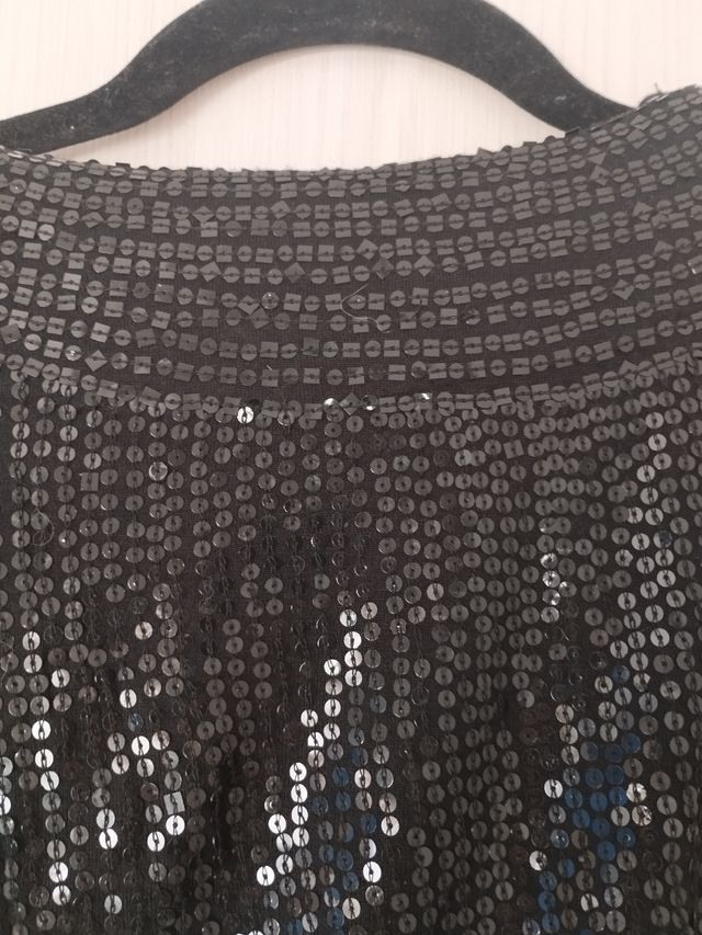 Vestido y chaqueta negro
 lentejuelas