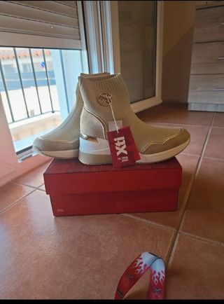 Zapatos Xti Beige y Dorado Nuevos