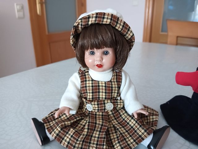 Muñeca Mariquita Pérez con vestido de cuadros