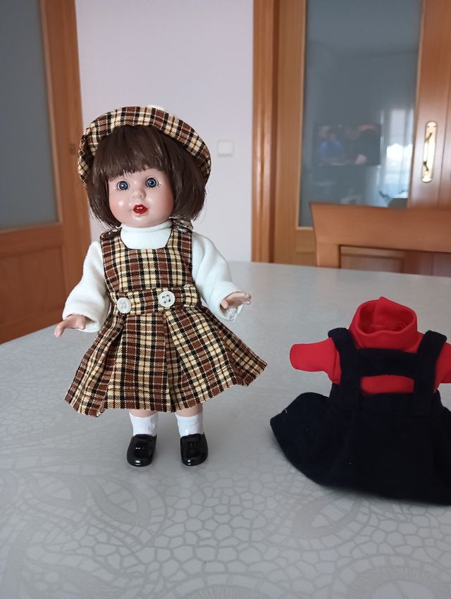 Muñeca Mariquita Pérez con vestido de cuadros