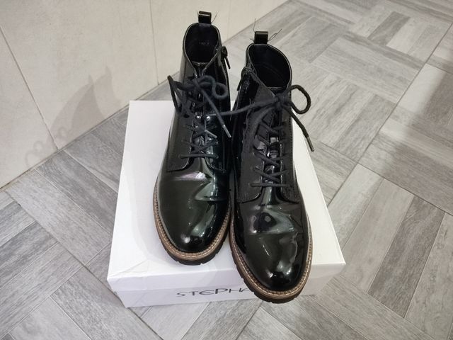 Botas negras charol con cordones