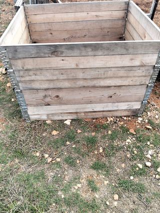 Cajón de madera desmontable con palet de 1x1,20 mt