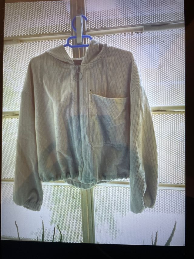 Chaqueta beige con cremallera y bolsillo