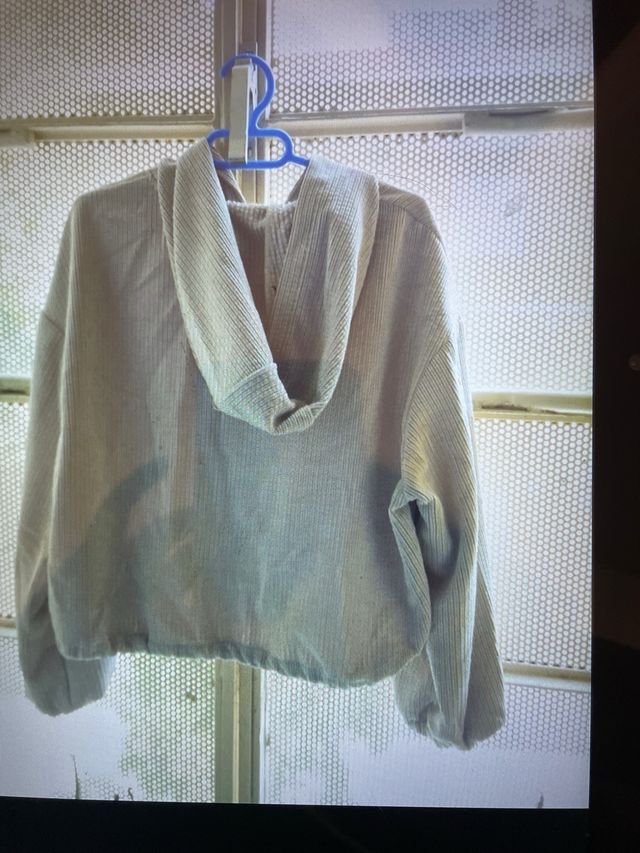 Chaqueta beige con cremallera y bolsillo