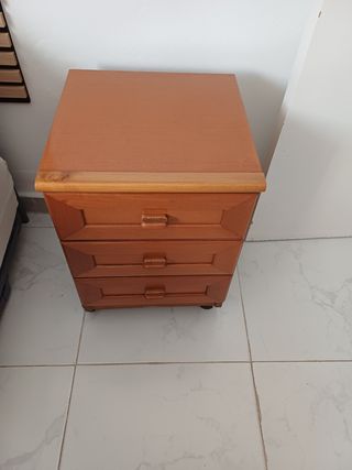 Cajonera de dormitorio de madera