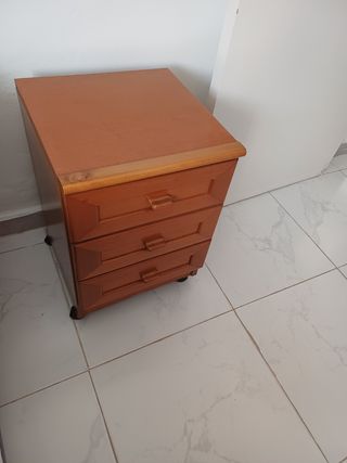 Cajonera de dormitorio de madera