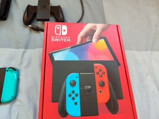 Nintendo Switch OLED azul y roja