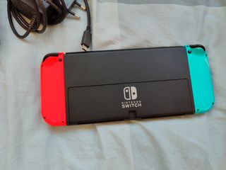 Nintendo Switch OLED azul y roja