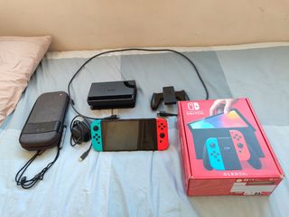 Nintendo Switch OLED azul y roja