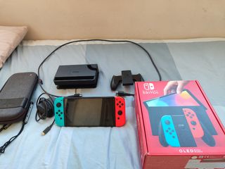 Nintendo Switch OLED azul y roja