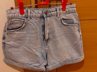 Pantalones cortos vaqueros desgastados