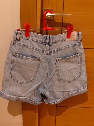 Pantalones cortos vaqueros desgastados