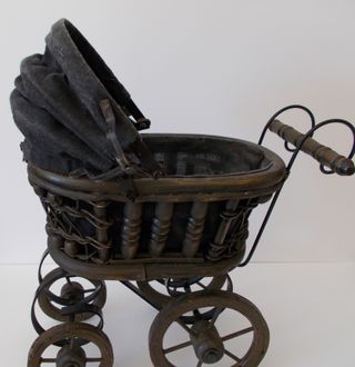 Carrozzina per bambole in stile vittoriano