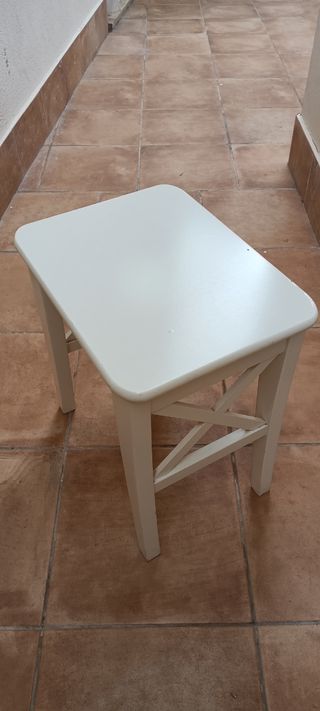 Mesita robusta de Ikea blanca