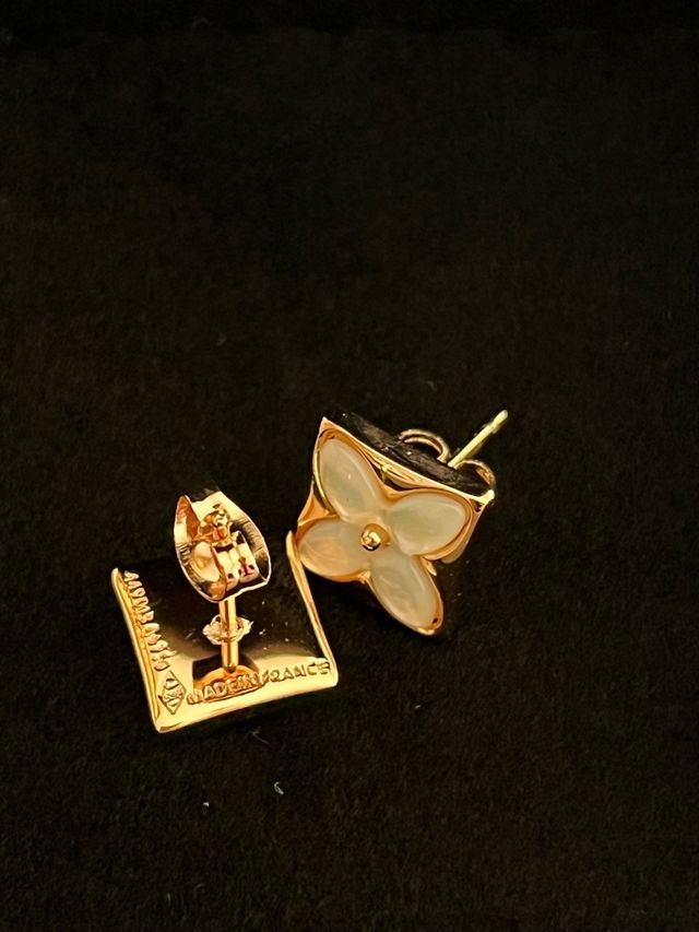Pendientes Cuadrados Flor Dorados y Blancos