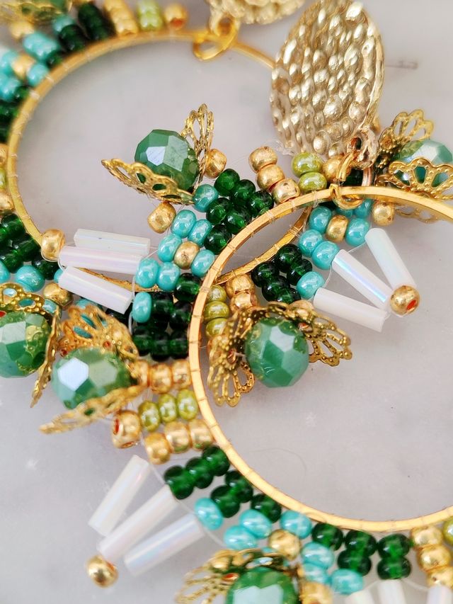 Orecchini pendenti cerchio perline e cristalli