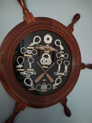 Timón de madera con nudos marineros