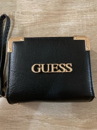 Monedero Guess Negro con Logo Dorado no original 