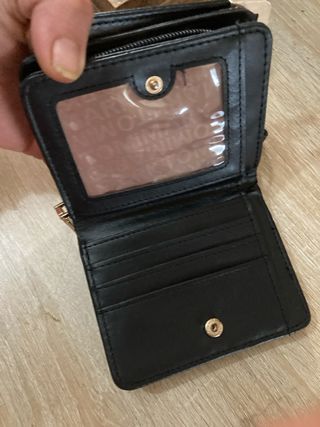 Monedero Guess Negro con Logo Dorado no original 