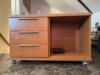 Mueble de madera con ruedas