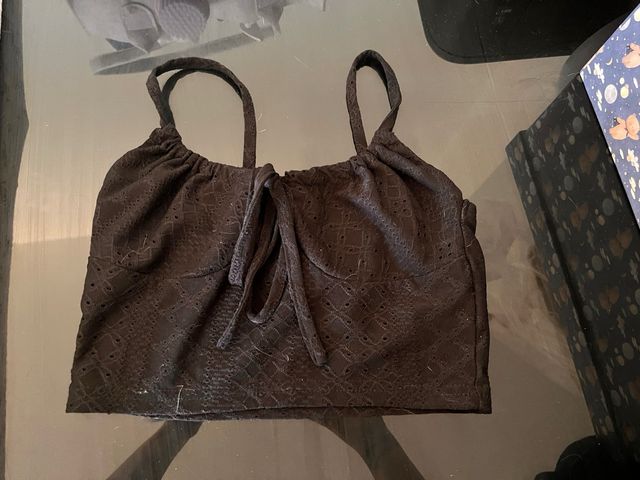 Top negro con lazada y bordado