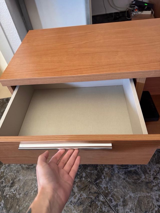 Mueble de comedor de madera con ruedas 