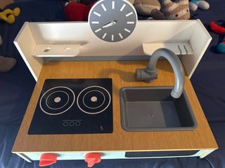 Cocinita de juguete con reloj y fregadero