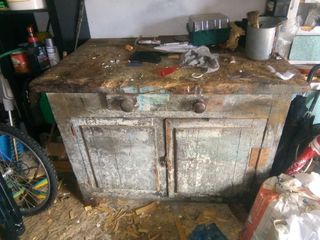 Mesa de trabajo de madera rústica