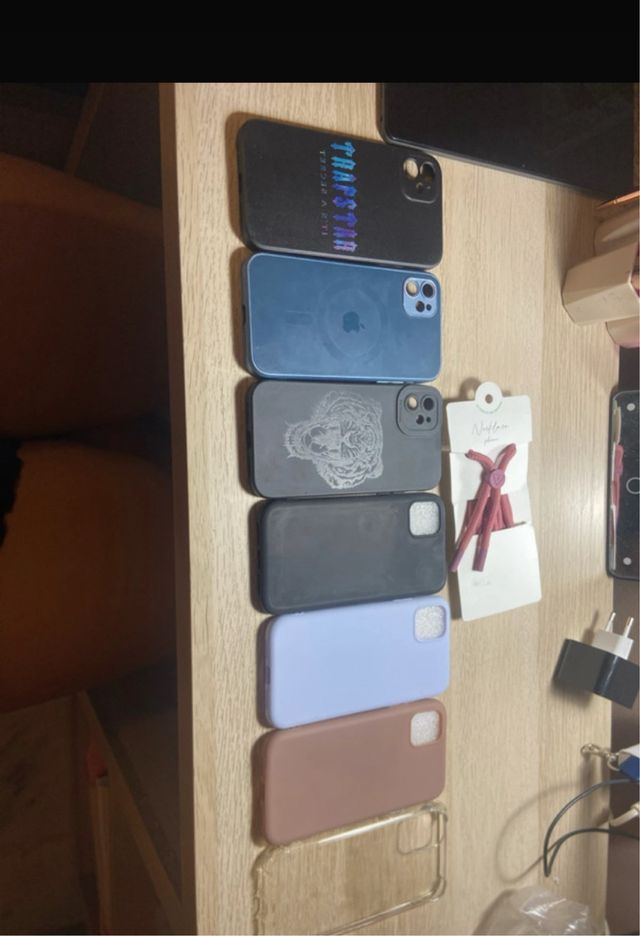 7 Fundas para iPhone más un colgante para el móvil