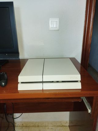 PS4 (PlayStation 4) Blanca en buen estado 
