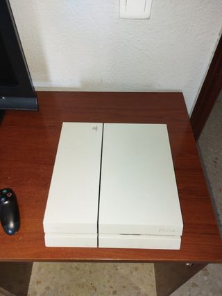 PS4 (PlayStation 4) Blanca en buen estado 