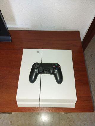 PS4 (PlayStation 4) Blanca en buen estado 