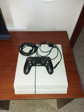 PS4 (PlayStation 4) Blanca en buen estado 