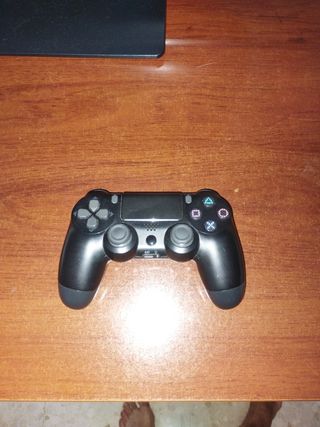 PS4 (PlayStation 4) Blanca en buen estado 