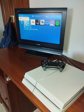 PS4 (PlayStation 4) Blanca en buen estado 