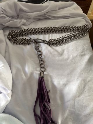 Cinturón de cadena plateado con flecos morados