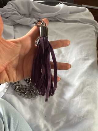 Cinturón de cadena plateado con flecos morados